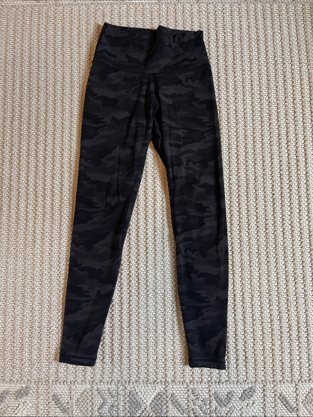 colorfulkoala Camo High-Waist Leggings in Black